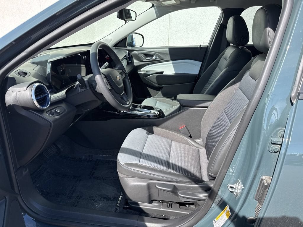 2025 Chevrolet Trax LT - Photo 10