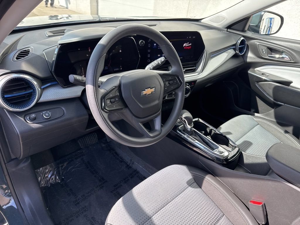 2025 Chevrolet Trax LT - Photo 11