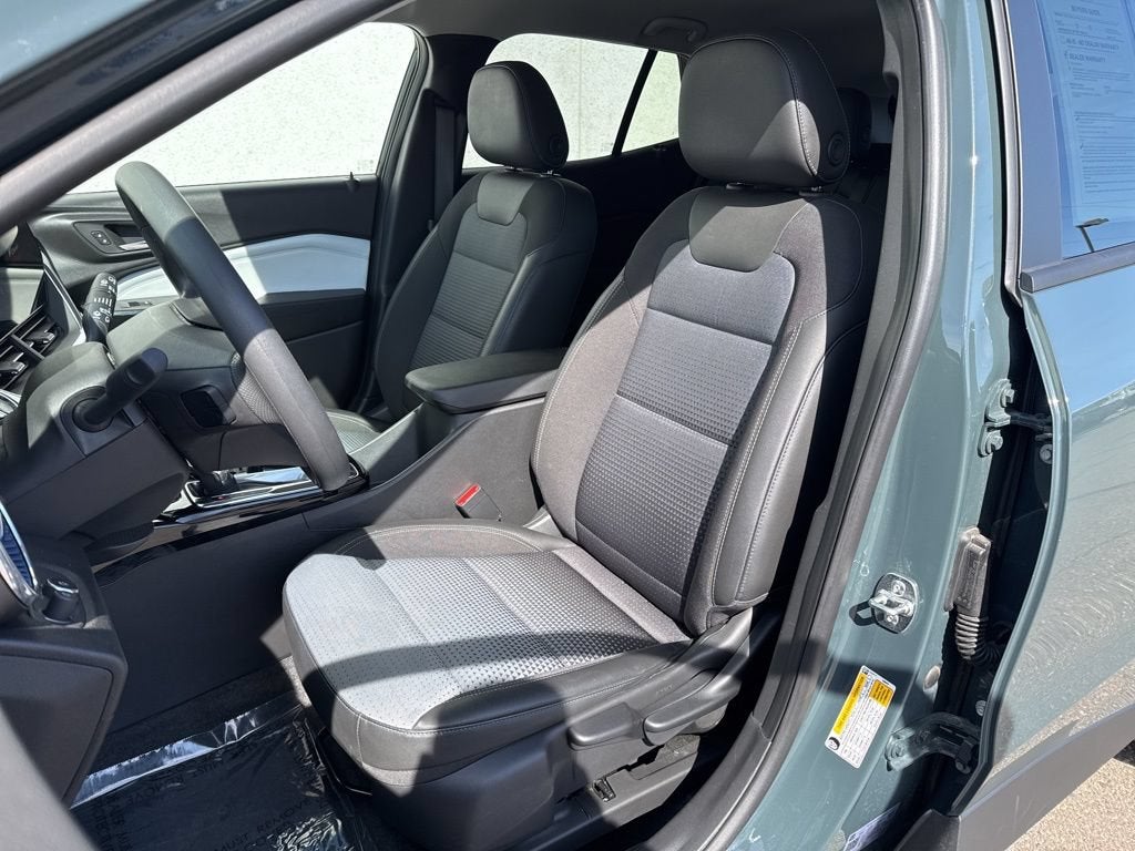 2025 Chevrolet Trax LT - Photo 9